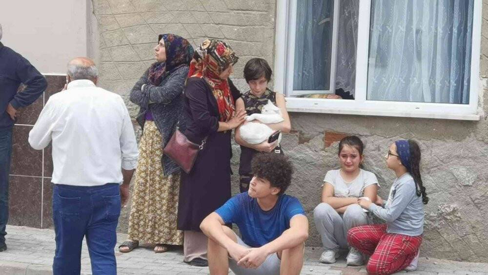 Ev yangınında patlama anı kameraya yansıdı