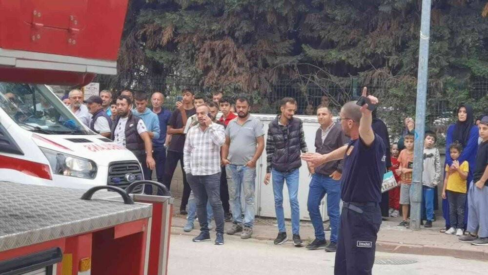 Ev yangınında patlama anı kameraya yansıdı