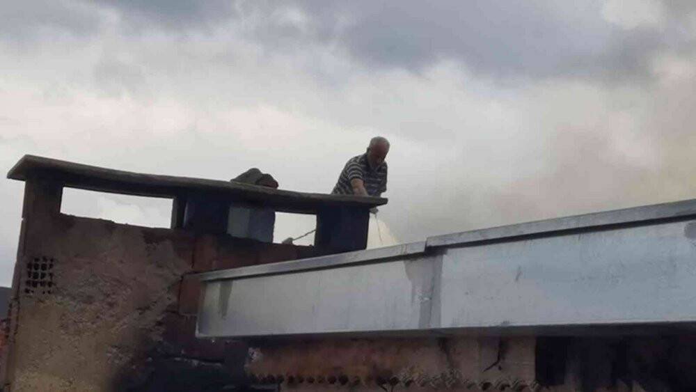 Ev yangınında patlama anı kameraya yansıdı