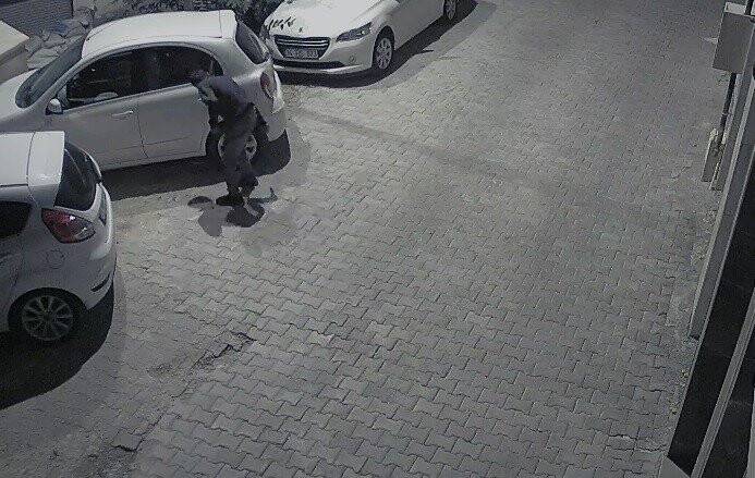 Gece yan yana park halindeki 11 aracın lastikleri kesildi