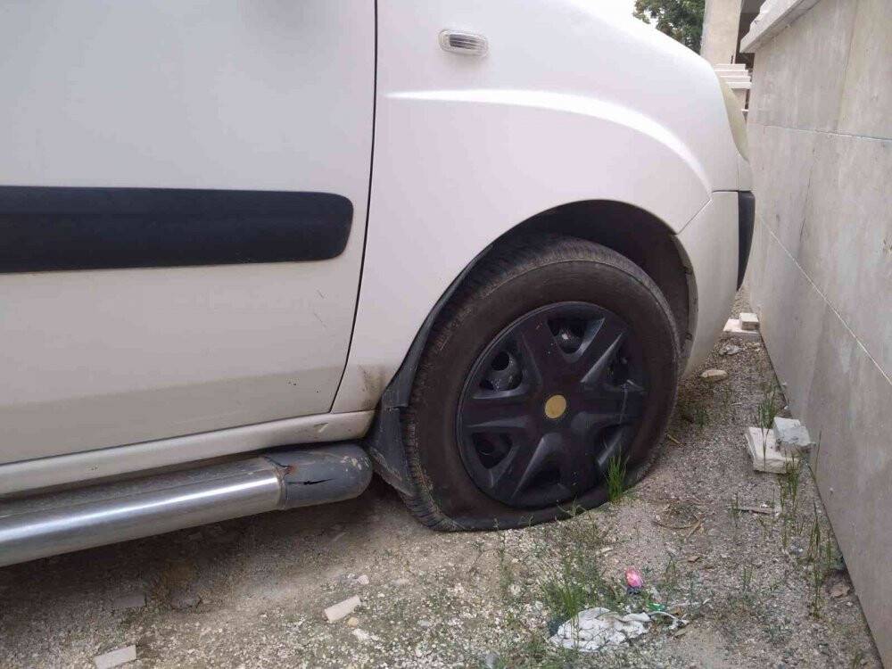 Gece yan yana park halindeki 11 aracın lastikleri kesildi