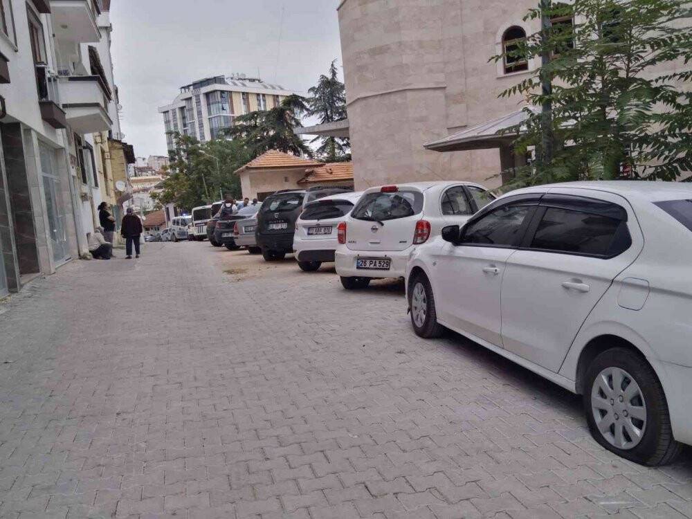 Gece yan yana park halindeki 11 aracın lastikleri kesildi