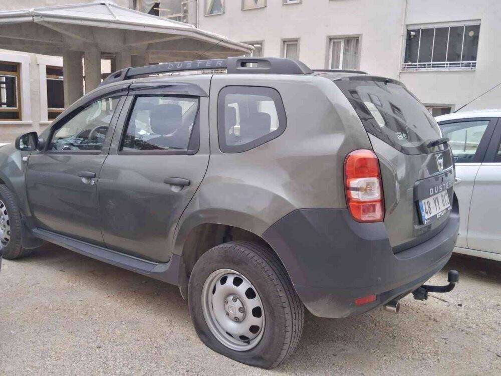 Gece yan yana park halindeki 11 aracın lastikleri kesildi