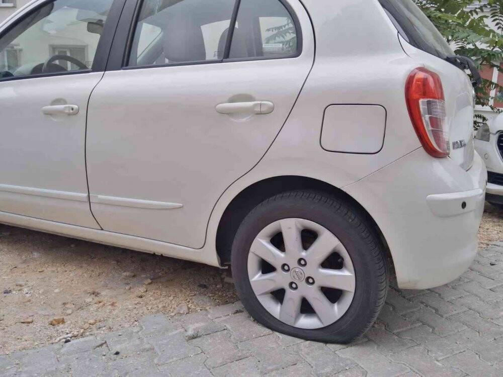 Gece yan yana park halindeki 11 aracın lastikleri kesildi