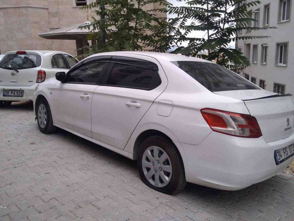 Gece yan yana park halindeki 11 aracın lastikleri kesildi