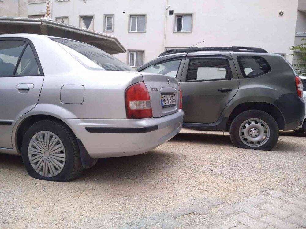 Gece yan yana park halindeki 11 aracın lastikleri kesildi