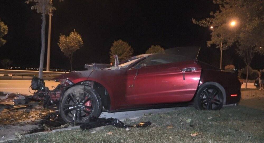 Lüks otomobil kamyonetle çarpıştı: 1 ölü, 3 ağır yaralı