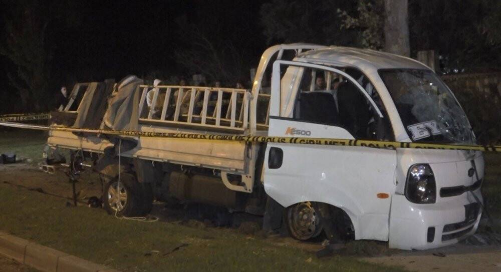 Lüks otomobil kamyonetle çarpıştı: 1 ölü, 3 ağır yaralı