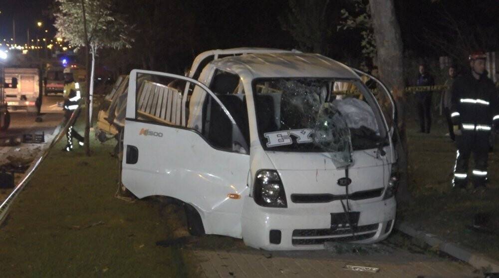 Lüks otomobil kamyonetle çarpıştı: 1 ölü, 3 ağır yaralı