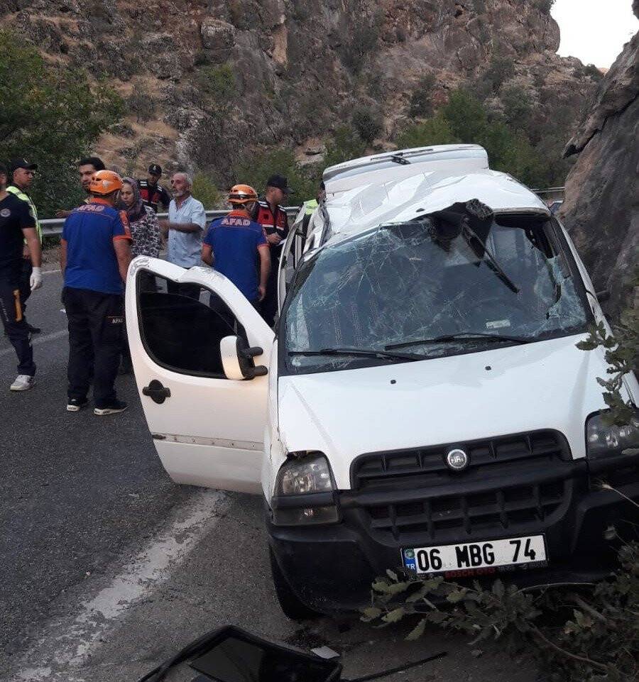 Motosiklet ile hafif ticari araç çarpıştı: 7 yaralı