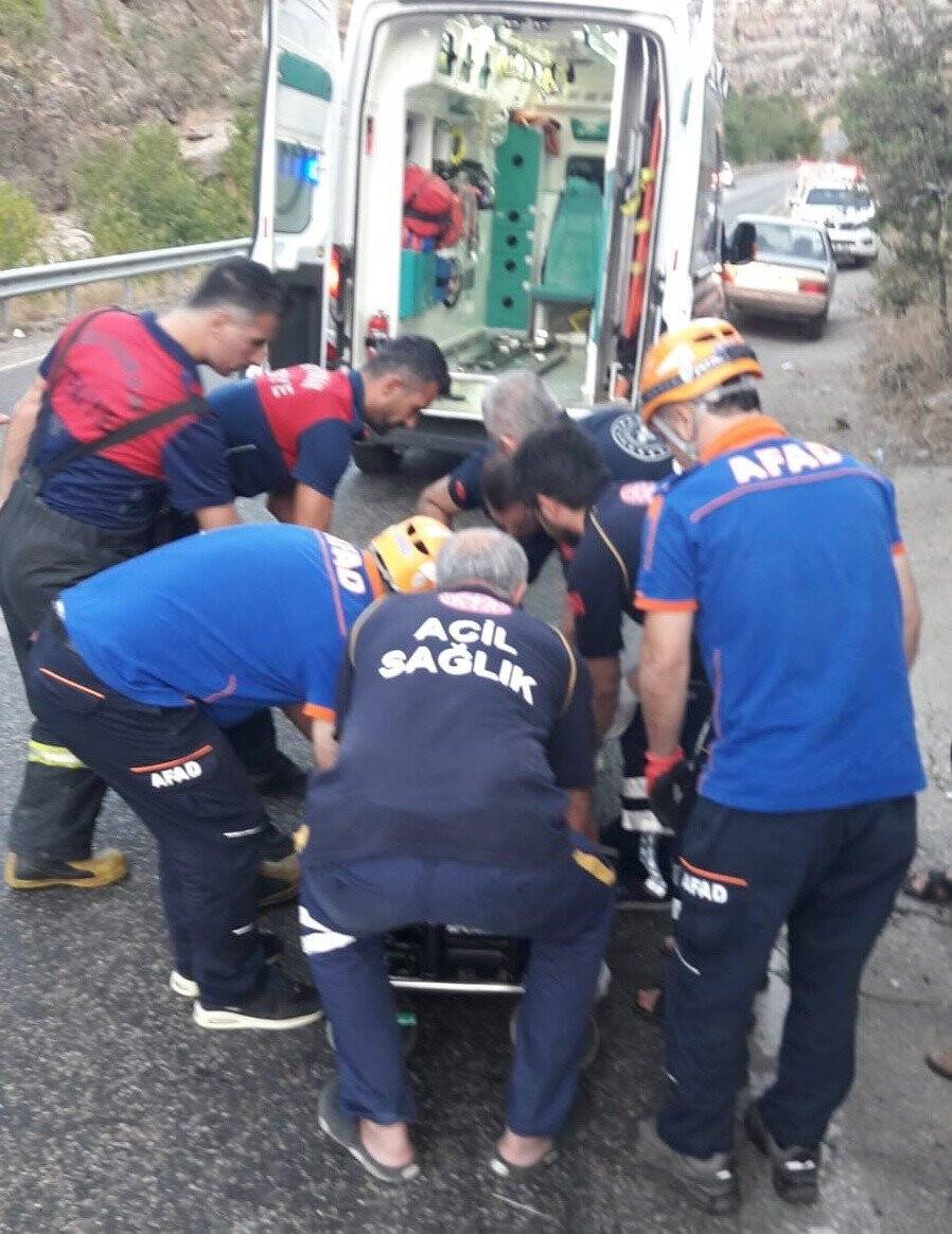 Motosiklet ile hafif ticari araç çarpıştı: 7 yaralı