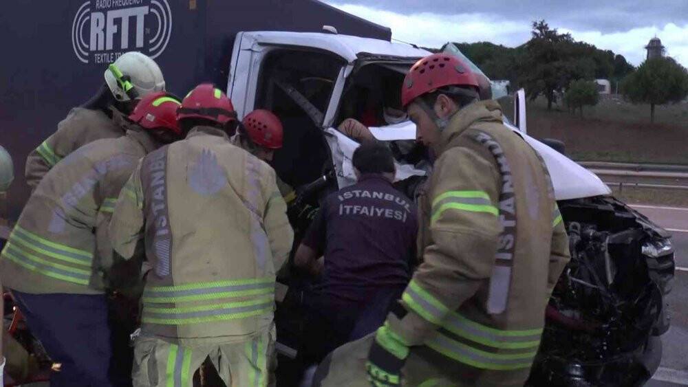 Tuzla Şekerpınar mevkisinde iki kamyonet çarpıştı: 3 yaralı