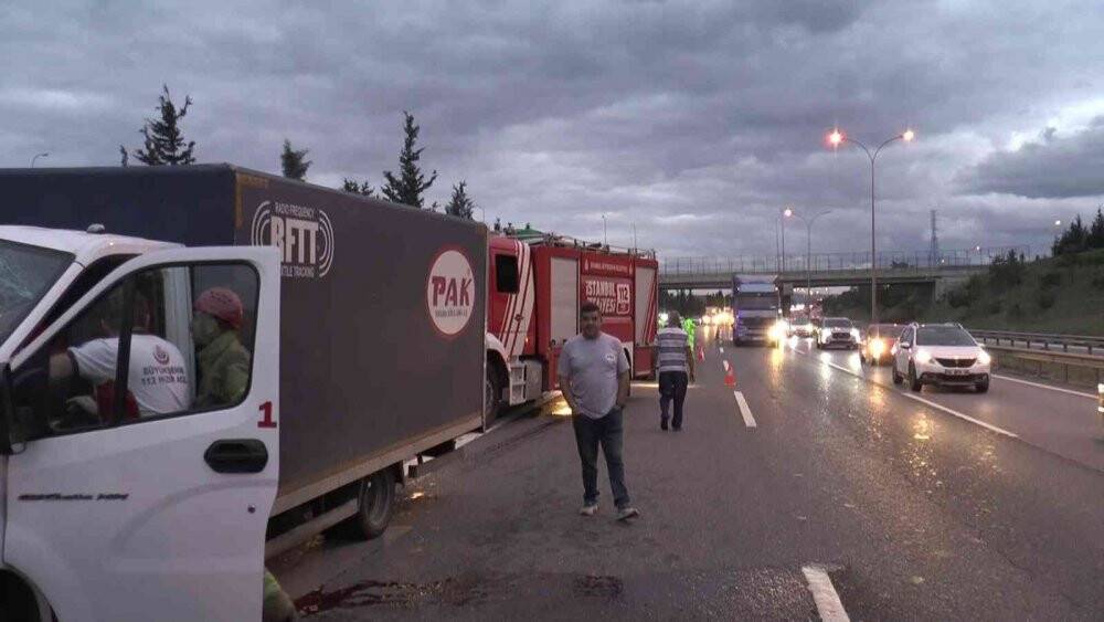 Tuzla Şekerpınar mevkisinde iki kamyonet çarpıştı: 3 yaralı