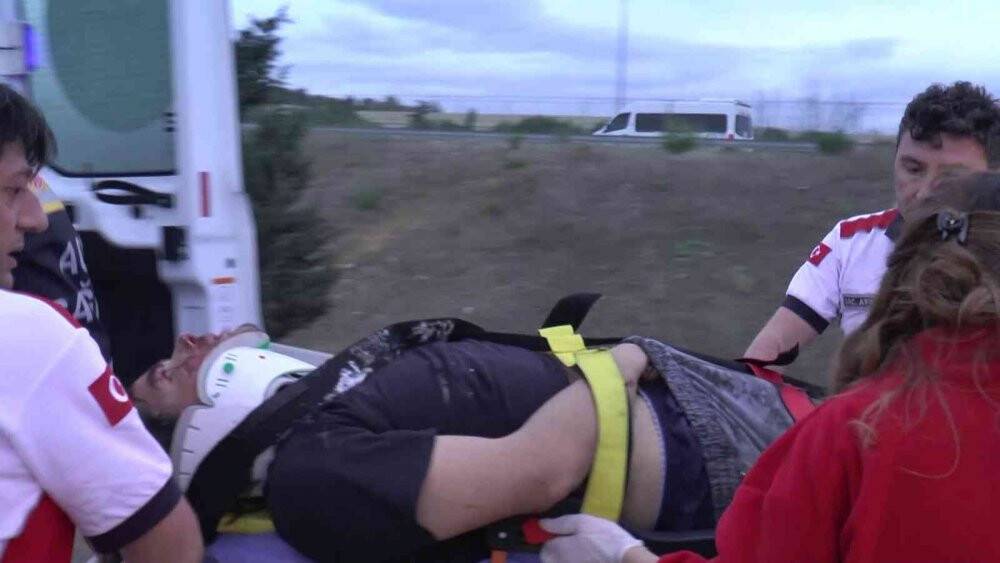 Tuzla Şekerpınar mevkisinde iki kamyonet çarpıştı: 3 yaralı