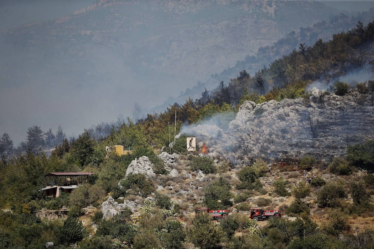 aa-20220907-28834489-28834485-mersindeki-orman-yanginina-mudahale-ediliyor.jpg