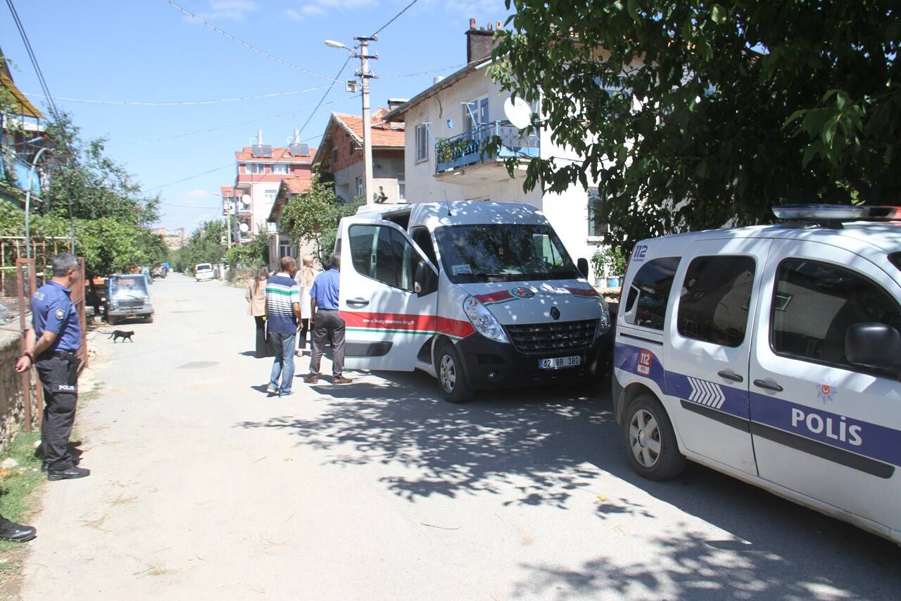 aa-20220907-28834838-28834836-konyada-bir-kisinin-karisi-tarafindan-olduruldugu-iddia-edilen-evde-kesif-yapildi-1.jpg