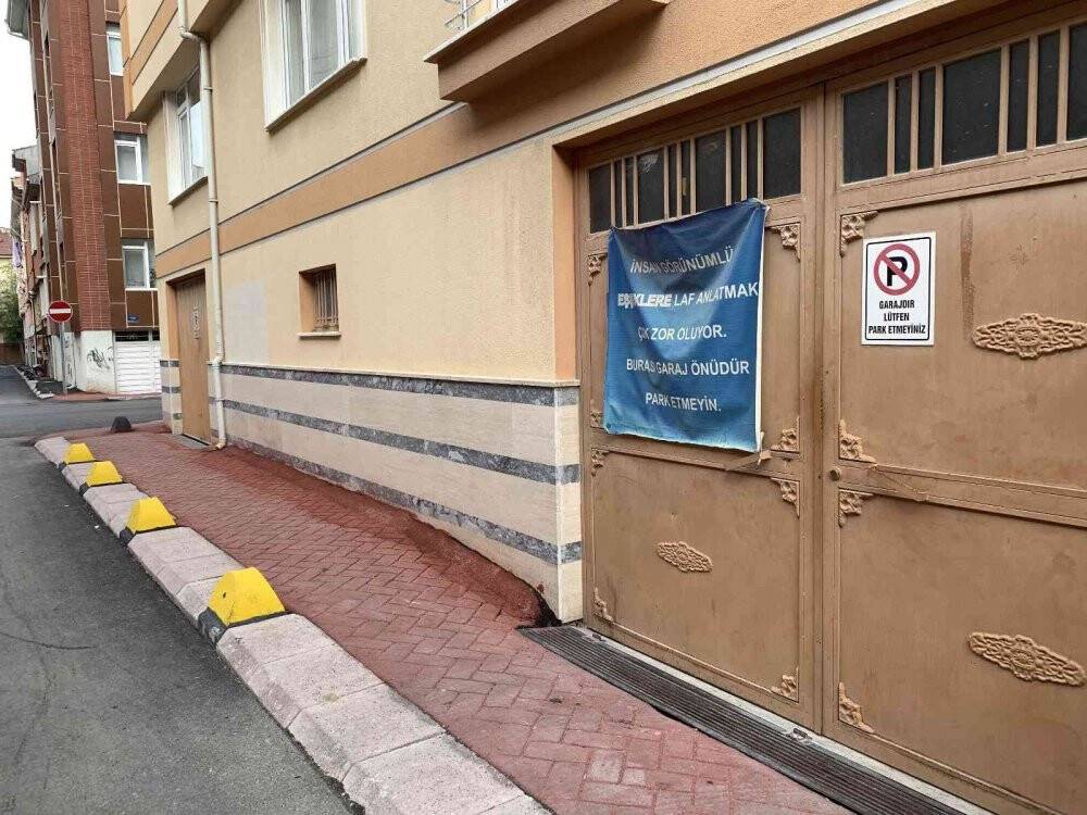 Garaj önüne araç park edenlere böyle isyan etti