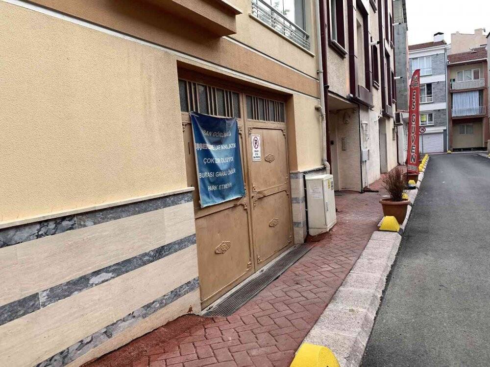 Garaj önüne araç park edenlere böyle isyan etti