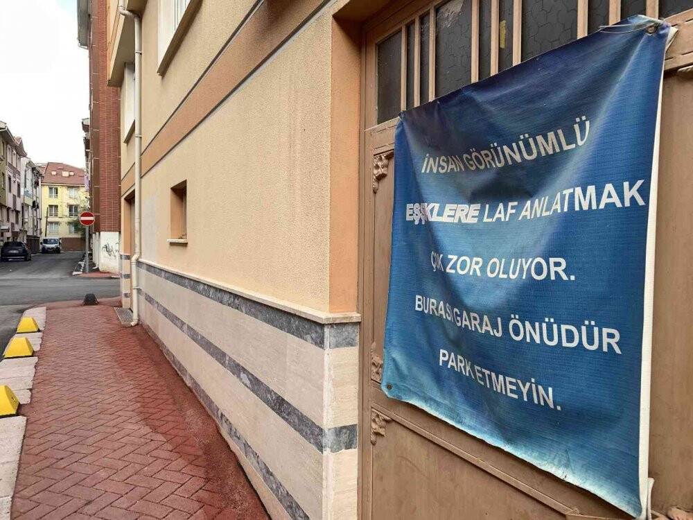 Garaj önüne araç park edenlere böyle isyan etti