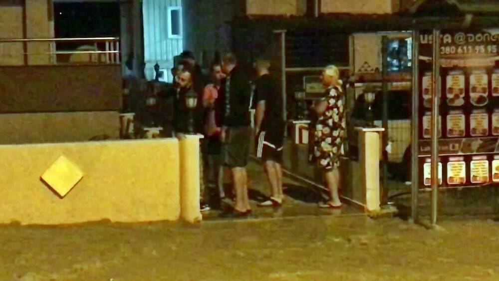 İçme suyu hattı patladı, sular ikinci kata kadar fışkırdı