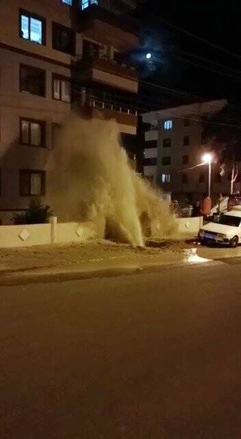İçme suyu hattı patladı, sular ikinci kata kadar fışkırdı