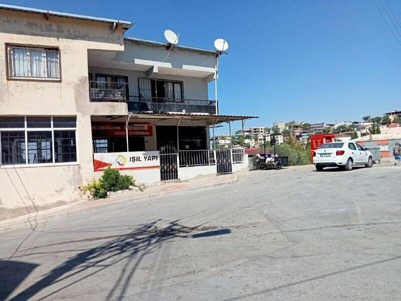 İzmir’de otomobilin altında kalan 3 yaşındaki çocuk hayatını kaybetti