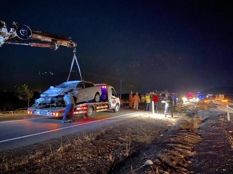 Kamyonet ile otomobil çarpıştı: 6 yaralı