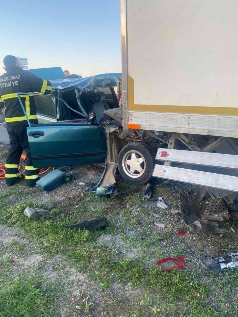 Kamyonete arkadan çarpan otomobilin sürücüsü öldü