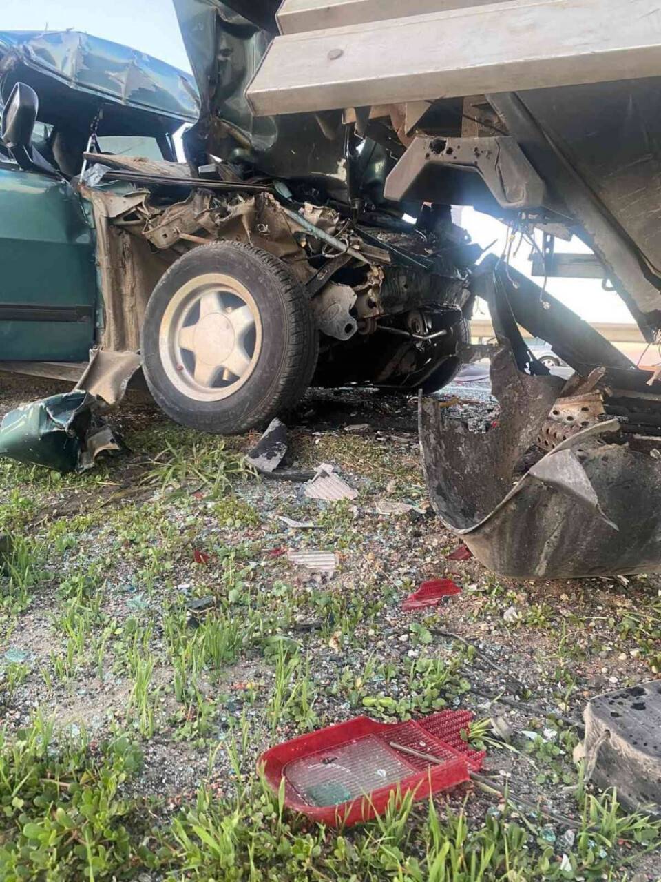 Kamyonete arkadan çarpan otomobilin sürücüsü öldü