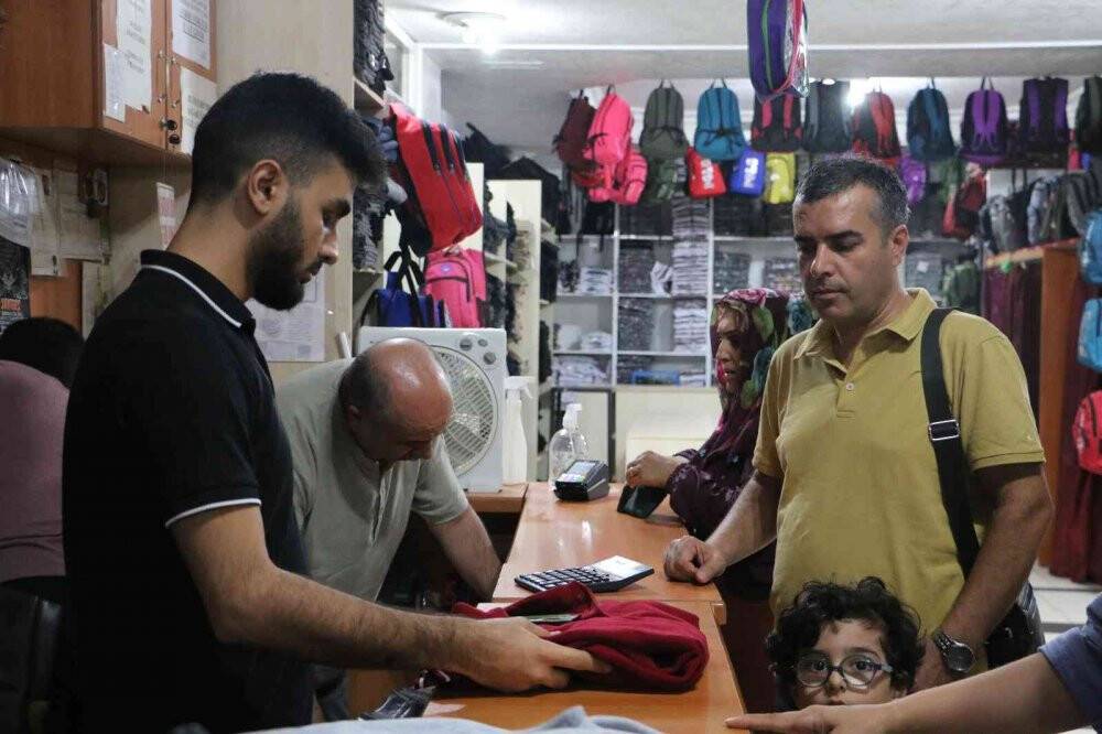Okulların açılmasına günler kala üniformalar raflarda yerini aldı