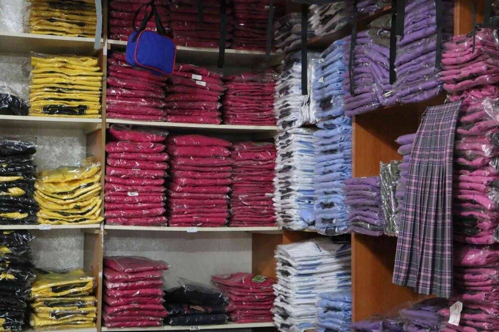 Okulların açılmasına günler kala üniformalar raflarda yerini aldı