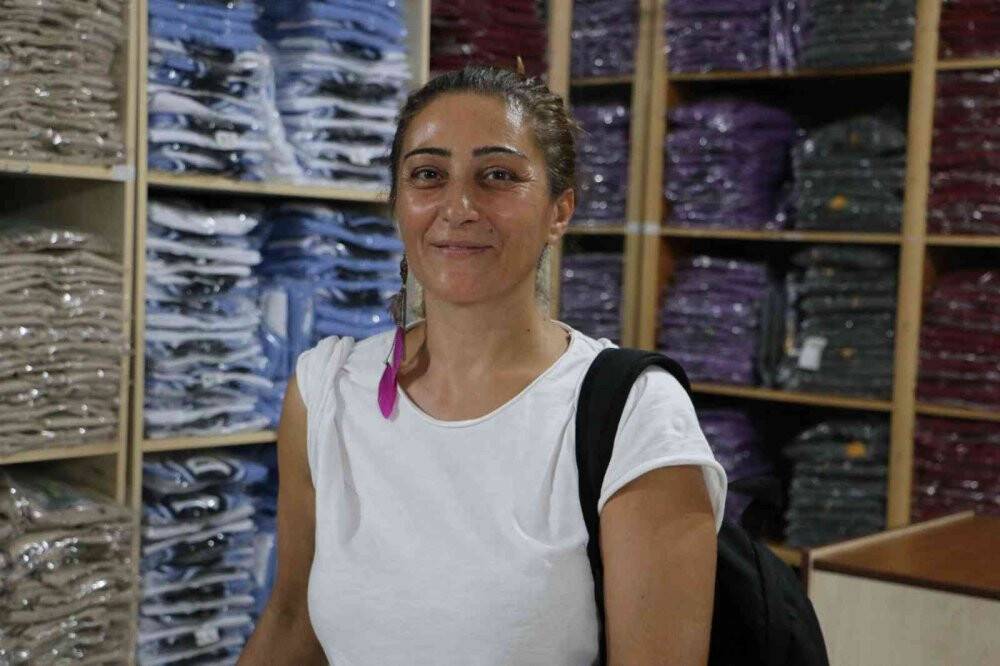 Okulların açılmasına günler kala üniformalar raflarda yerini aldı