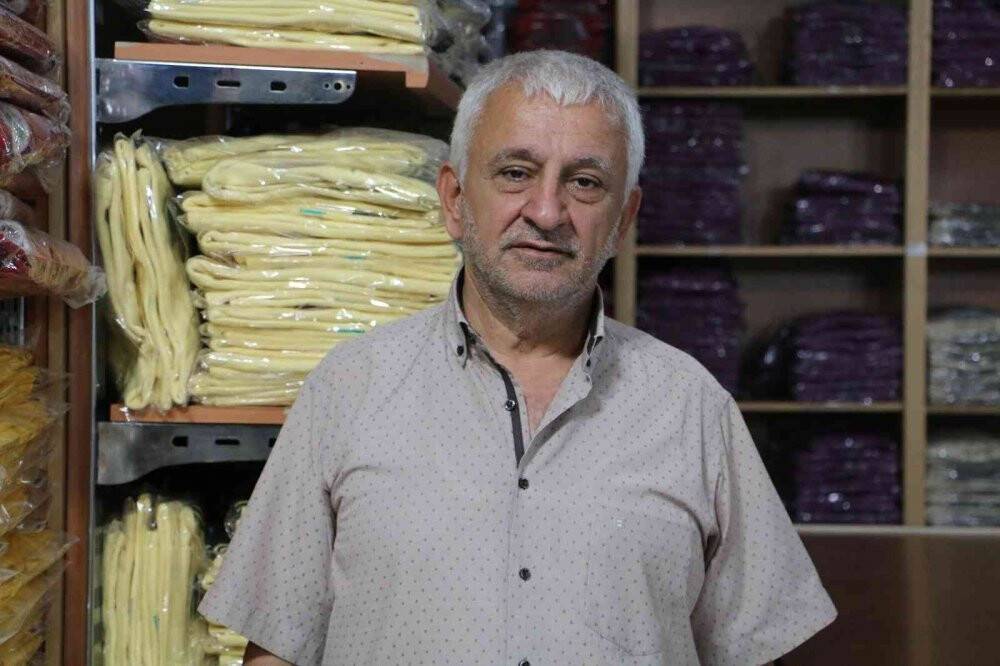 Okulların açılmasına günler kala üniformalar raflarda yerini aldı