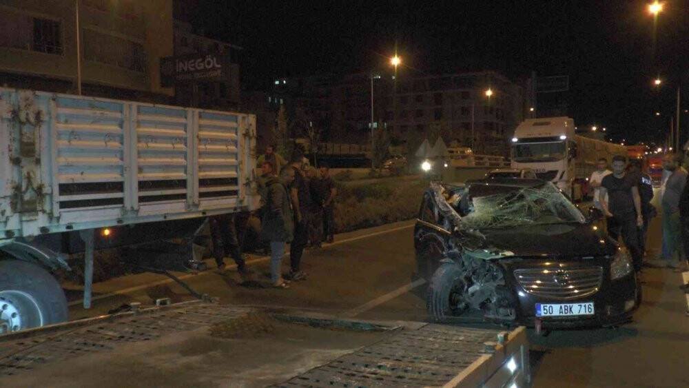Seyir halindeki tıra arkadan çarptı: 2 yaralı