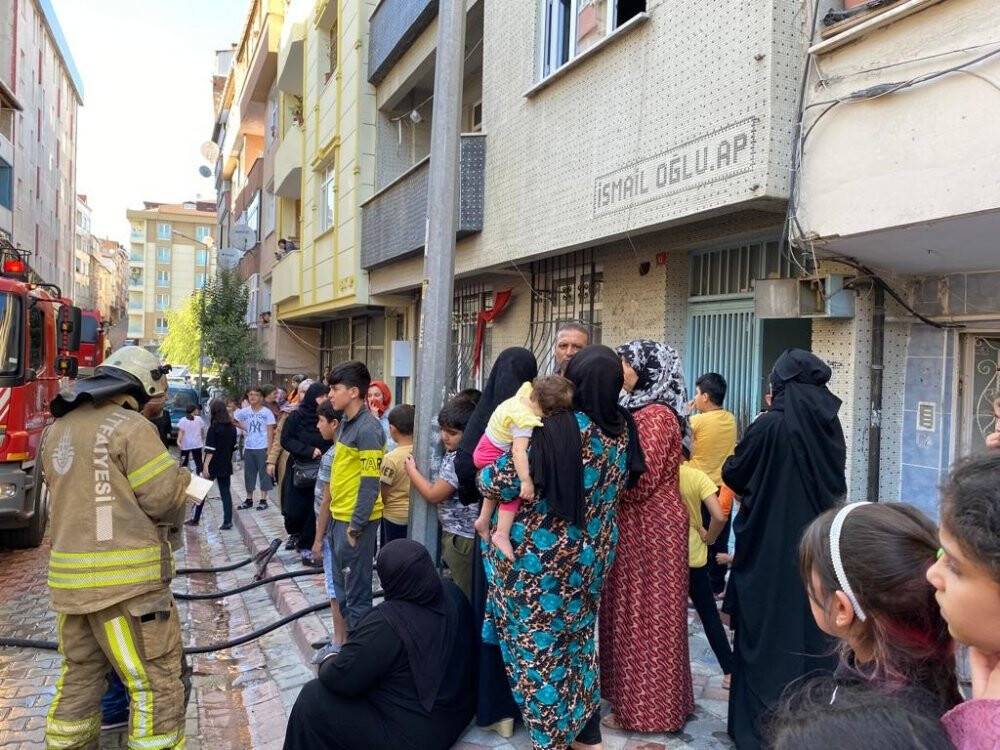 Sultangazi’de yangında mahsur kalan 6 kişiyi itfaiye kurtardı