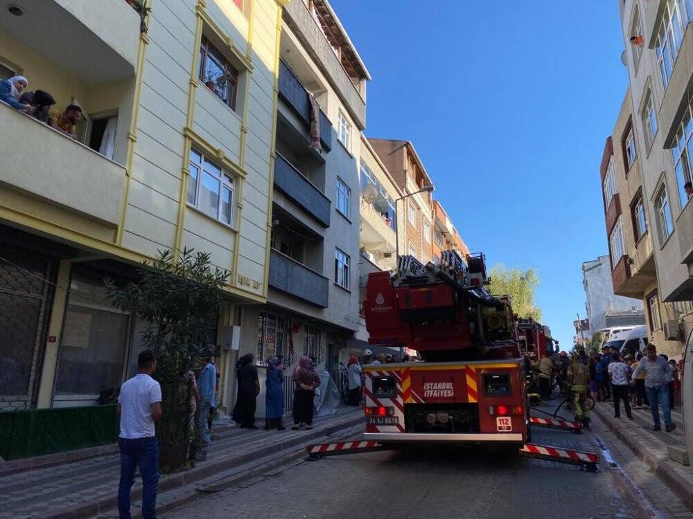 Sultangazi’de yangında mahsur kalan 6 kişiyi itfaiye kurtardı