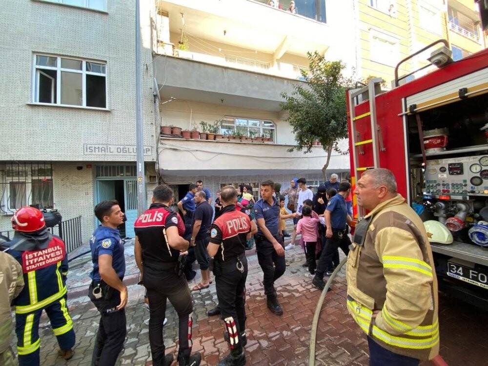 Sultangazi’de yangında mahsur kalan 6 kişiyi itfaiye kurtardı