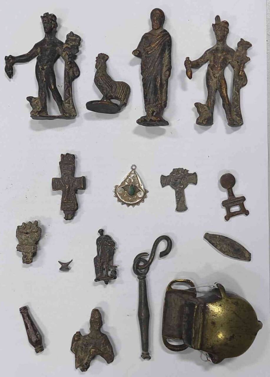 Yaptığı kazıda bulduğu tarihi eser parçalarını satmak isterken yakalandı