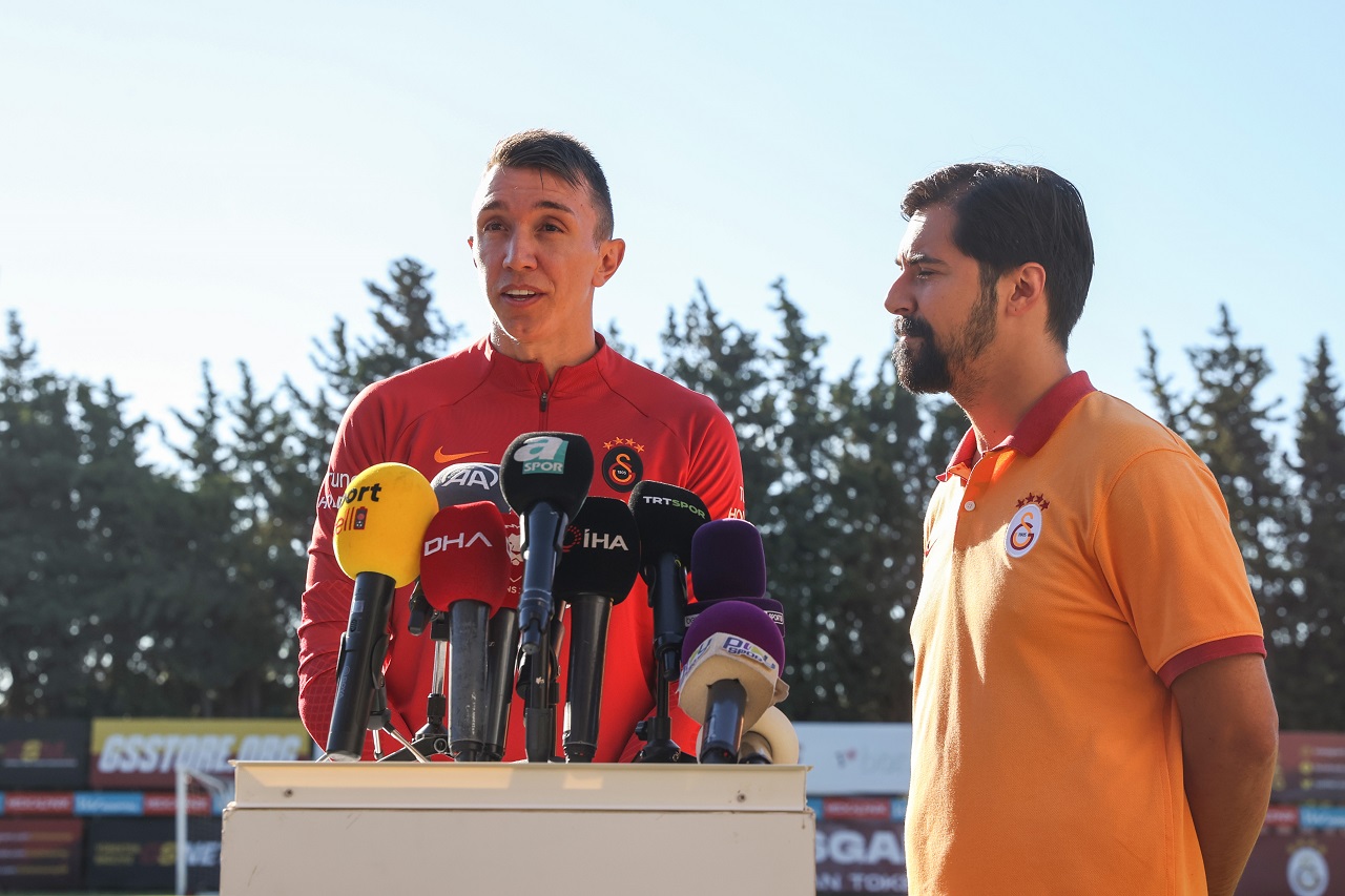 aa-20220908-28845994-28845989-fernando-muslera-galatasarayin-transferlerinden-memnun.jpg