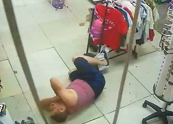 Balkondan marketin içine düştü