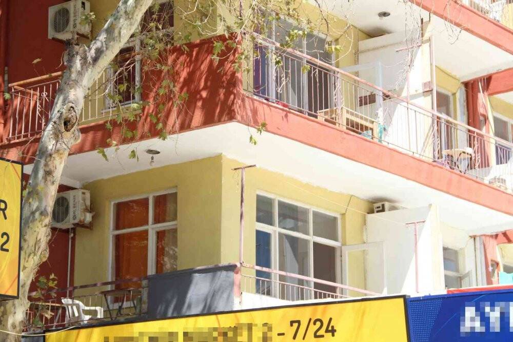 Balkondan marketin içine düştü