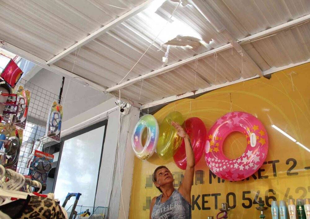 Balkondan marketin içine düştü