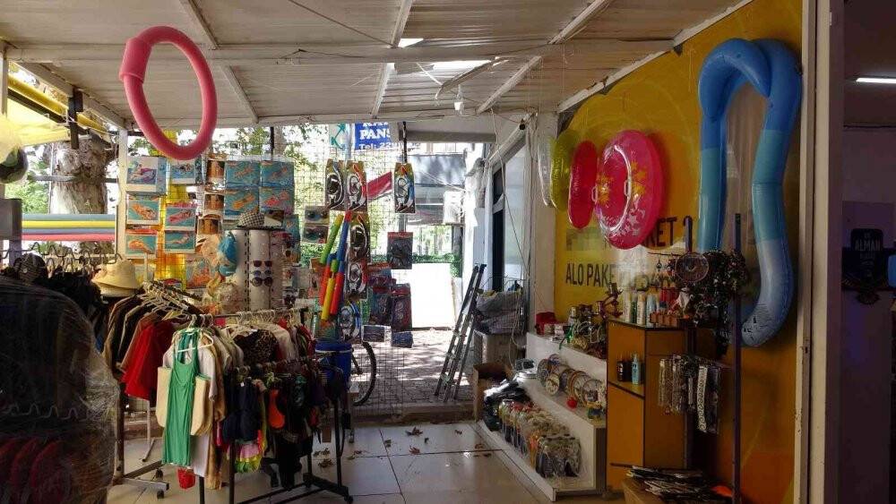 Balkondan marketin içine düştü