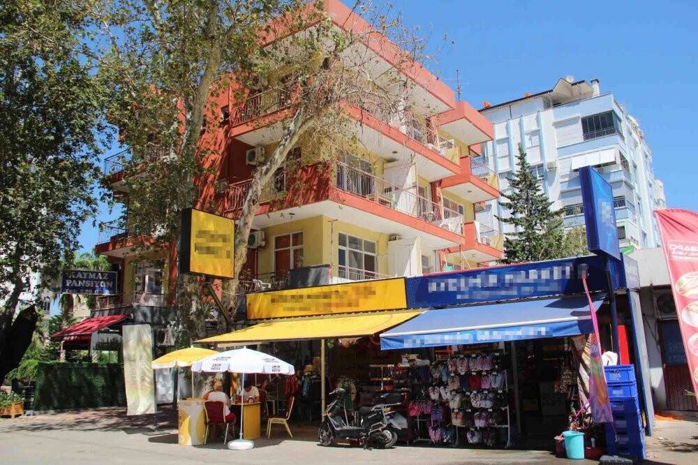 Balkondan marketin içine düştü