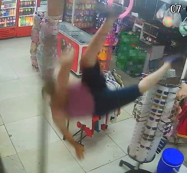 Balkondan marketin içine düştü