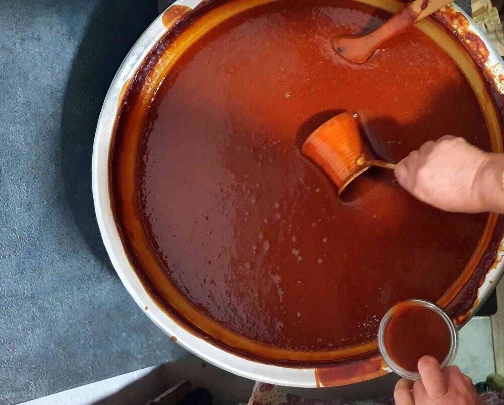 C vitamini deposu kuşburnu köylerde yorucu bir çalışmanın ardından marmelat olarak kavanozlara giriyor