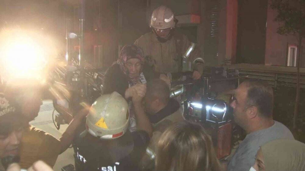 Bayrampaşa’da yangın: Çok sayıda vatandaş mahsur kaldı