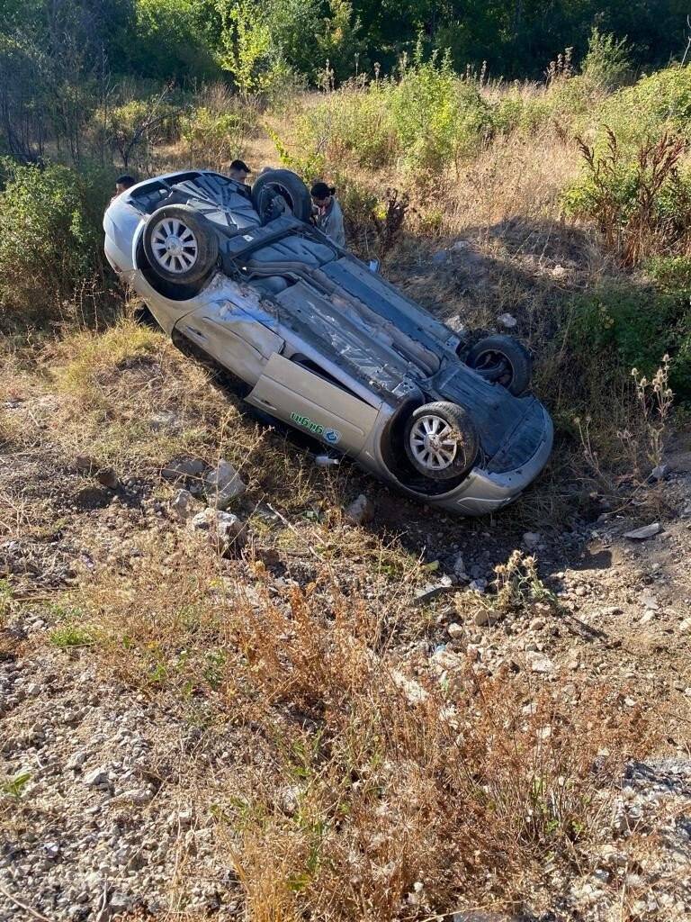 Konya’da otomobil şarampole devrildi: 2 yaralı