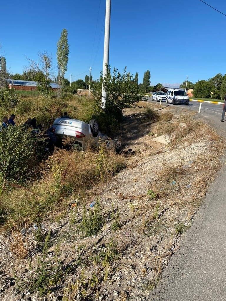Konya’da otomobil şarampole devrildi: 2 yaralı