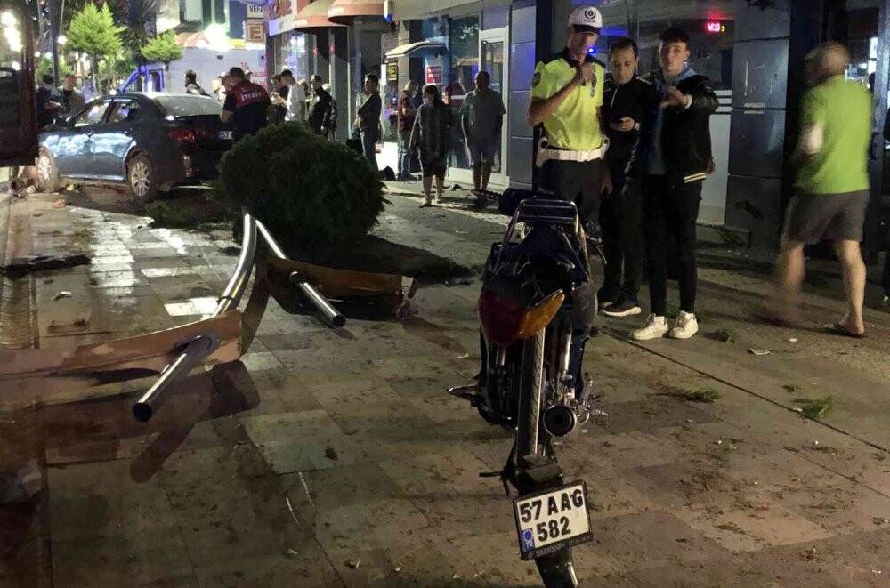 Sinop’ta trafik kazasında cadde savaş alanına döndü: 2 yaralı